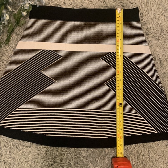 🌺 2 for $23 🌺 Olive & Oak Knit Mini Skirt-Black & White Geometrical Design - Picture 5 of 8